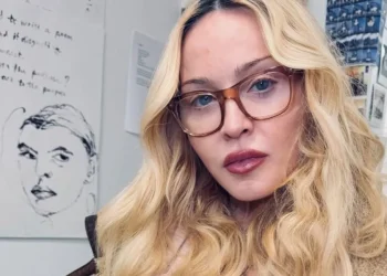 Шапка със символа на СССР и компания руснаци: Мадона разгневи украинците с нови снимки