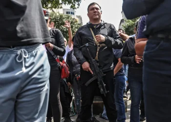 Въоръжен поддръжник на Николас Мадуро на улицата в Каракас. 3 януари 2026 г. Pedro Mattey / AFP / Scanpix / LETA