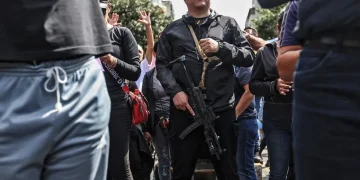 Въоръжен поддръжник на Николас Мадуро на улицата в Каракас. 3 януари 2026 г. Pedro Mattey / AFP / Scanpix / LETA