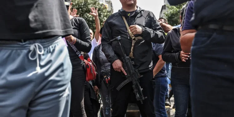 Въоръжен поддръжник на Николас Мадуро на улицата в Каракас. 3 януари 2026 г. Pedro Mattey / AFP / Scanpix / LETA