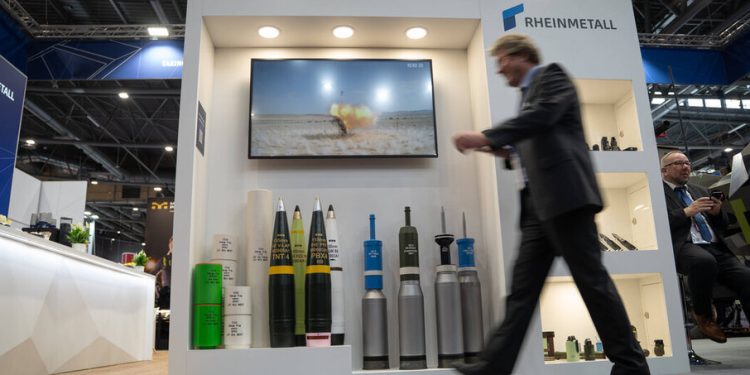 Получаване на големи печалби: Щандът на Rheinmetall на търговски панаир в Бърно, Чехия