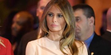 Американският комик Джими Кимъл се подигра на първата дама на САЩ Мелания Тръмп в предаването си