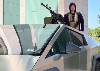 Кадиров оборудва Tesla Cybertruck с картечница и благодари на Мъск за създаването на превозното средство.