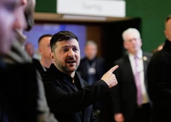 Зеленски се разгневи от колебанието на „фрагментирана“ Европа пред лицето на агресията на Путин преди предстоящите преговори за мирно споразумение между Русия, Украйна и САЩ