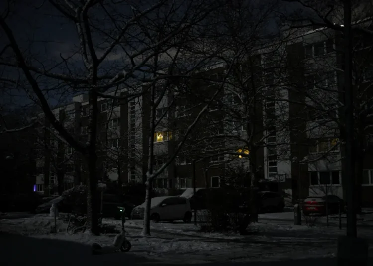 Дом в квартал Целендорф. В прозорците светят лампички, захранвани с батерии. Ралф Хиршбергер / AFP / Scanpix / LETA