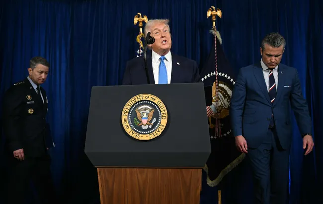 Доналд Тръмп, министърът на отбраната Пийт Хегсет (вдясно), генерал Дан Кейн (вляво) и държавният секретар Марко Рубио дават пресконференция в Мар-о-Лаго на 3 януари 2026 г. Джим Уотсън / AFP / Scanpix / LETA