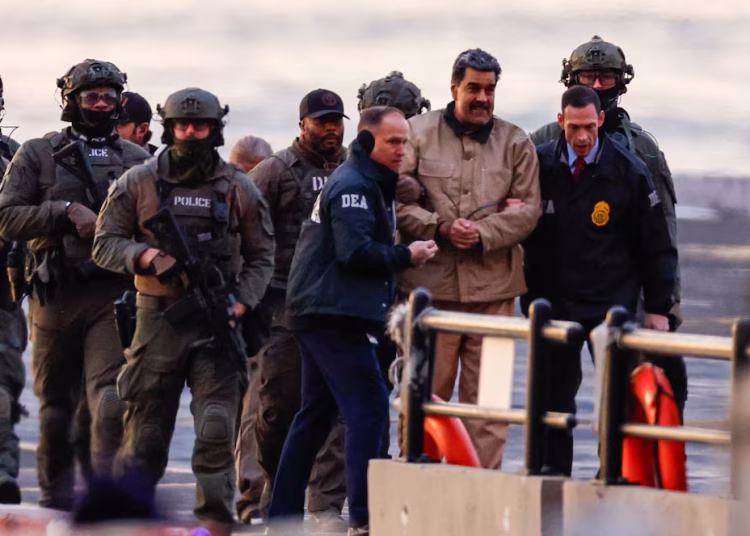 Заловеният венецуелски президент Николас Мадуро пристига на хеликоптерното летище в центъра на Манхатън, докато се отправя към съдебната палата на САЩ „Даниел Патрик Манхатън“ за първоначално явяване пред съда, за да се изправи пред федерални обвинения на САЩ, включително наркотероризъм, конспирация, трафик на наркотици, пране на пари и други в Ню Йорк, САЩ, 5 януари 2026 г. REUTERS/Eduardo Munoz