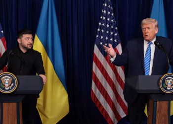 Украинският президент Володимир Зеленски слуша президента на САЩ Доналд Тръмп, след като Тръмп заяви, че руският президент Владимир Путин е изразил готовност да помогне на Украйна да „успее“, по време на пресконференция в клуба на Тръмп „Мар-а-Лаго“ в Палм Бийч, Флорида, САЩ, 28 декември 2025 г. REUTERS/Jonathan Ernst