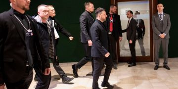 Мирното споразумение между Русия и Украйна изглежда близо, с изключение на всичко, което е действително важно