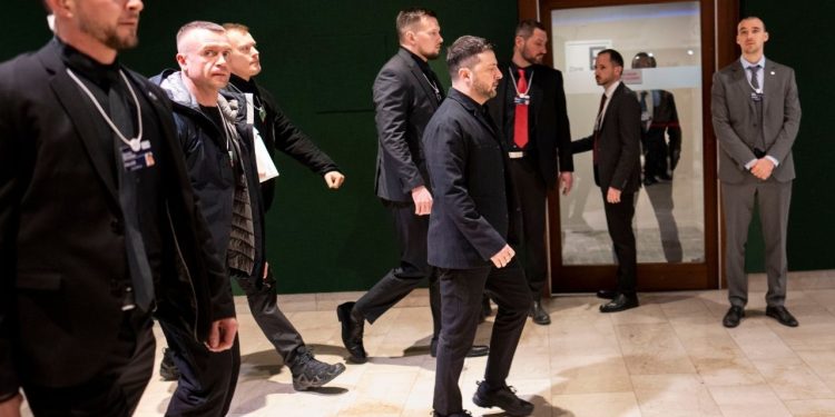 Мирното споразумение между Русия и Украйна изглежда близо, с изключение на всичко, което е действително важно