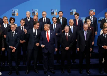 Генералният секретар на НАТО Марк Рюте и президентът на САЩ Доналд Тръмп разговарят, докато държавните и правителствените ръководители на НАТО позират за официална семейна снимка Клуб, към който не си струва да се присъедините? Какъв е смисълът от НАТО, когато най-могъщият му член не ни слуша. Credit: Omar Havana/Getty