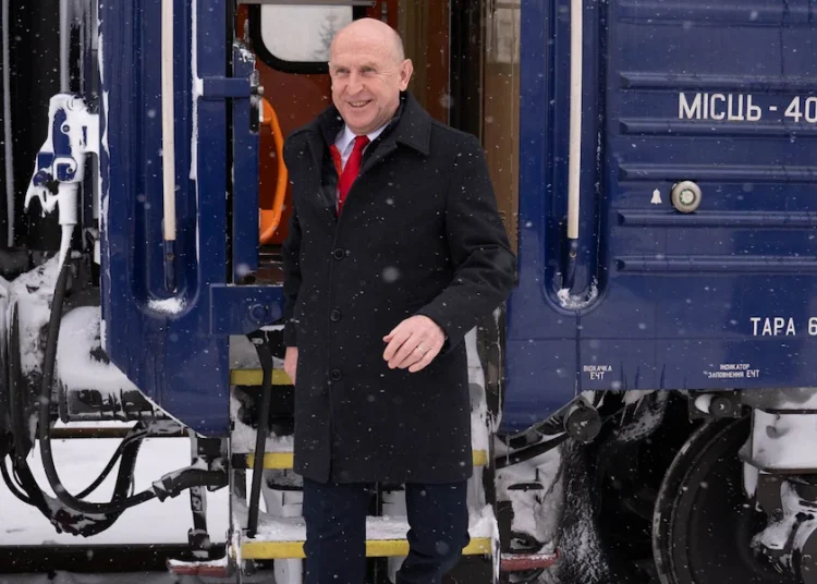 Г-н Хийли слиза от влак в Киев. Снимка: Стефан Русо/PA