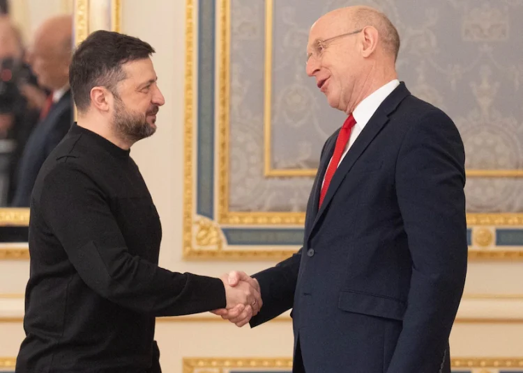 Г-н Хийли поздравява Володимир Зеленски в президентския дворец в петък. Снимка: Стефан Русо/PA Wire