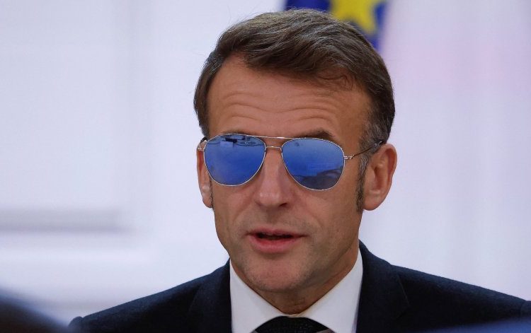 Макрон има травма на окото от дни и вероятно носи слънчеви очила поради тази причина. Снимка: IMAGO/ABACAPRESS