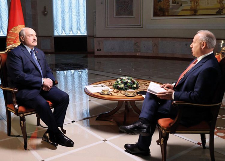 „Най-различни емоции“: Стив Розенберг (вдясно) интервюира беларуския президент Александър Лукашенко, ноември 2021 г. BBC