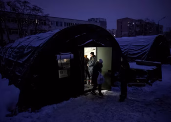 „Трябва да преживеем следващите няколко дни“: Украинците са изправени пред силен студ без ток