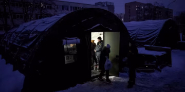 „Трябва да преживеем следващите няколко дни“: Украинците са изправени пред силен студ без ток