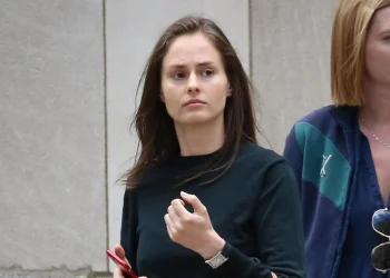 Изглежда, че основният наследник на Джефри Епщайн се оказва Карина Шуляк, зъболекарка от Беларус. Дали тя е получила парите му, остава неясно