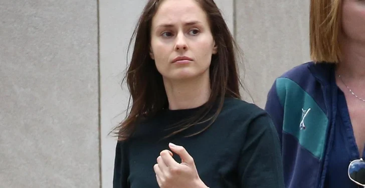 Изглежда, че основният наследник на Джефри Епщайн се оказва Карина Шуляк, зъболекарка от Беларус. Дали тя е получила парите му, остава неясно