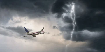 Как пилотите избягват гръмотевични бури – и какво се случва, когато не могат