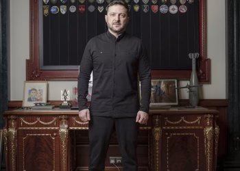 Цветен портрет в цял ръст на Володимир Зеленски Кристофър Окиконе за The Atlantic 12 февруари 2026 г.