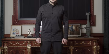 Цветен портрет в цял ръст на Володимир Зеленски Кристофър Окиконе за The Atlantic 12 февруари 2026 г.