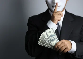 Скандали в змийското гнездо: как избягалите от Русия „опозиционери“ делят милиони от Запада