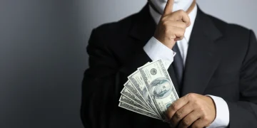 Скандали в змийското гнездо: как избягалите от Русия „опозиционери“ делят милиони от Запада