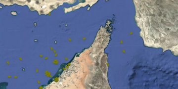 Стотици кораби, хиляди моряци и милиони барели петрол са заседнали в Ормузкия проток.