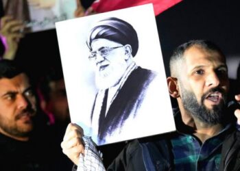 Хора държат портрет на върховния лидер на Иран аятолах Али Хаменей по време на протест срещу атаките на САЩ и Израел. (Снимка: Хади Мизбан/AP/TASS)