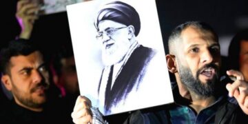 Хора държат портрет на върховния лидер на Иран аятолах Али Хаменей по време на протест срещу атаките на САЩ и Израел. (Снимка: Хади Мизбан/AP/TASS)