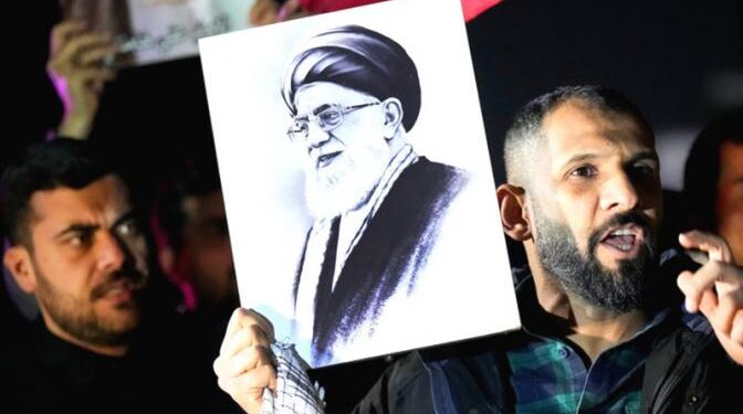 Хора държат портрет на върховния лидер на Иран аятолах Али Хаменей по време на протест срещу атаките на САЩ и Израел. (Снимка: Хади Мизбан/AP/TASS)