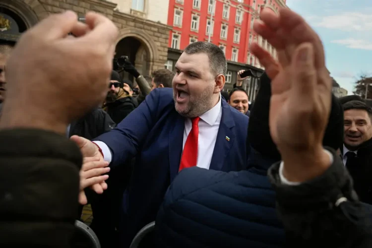 Делян Пеевски, един от най-влиятелните лица в България, поздравяващ поддръжници през 2024 г. Г-н Радев е говорил открито за решимостта си да премахне влиянието на г-н Пеевски. Фото: Николай Дойчинов/Agency France-Presse — Getty Images