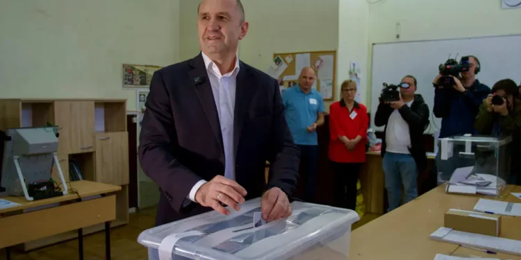 Бившият президент Румен Радев на България в избирателна секция в София в неделя. Фото: Димитър Кьосемарлиев/Agence France-Presse — Getty Images