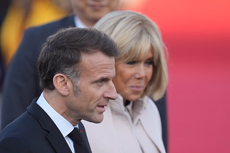 Френският президент Еманюел Макрон и съпругата му Брижит Макрон пристигат на летище Сонгнам в Сеул на 2 април 2026 г. Снимка от AP