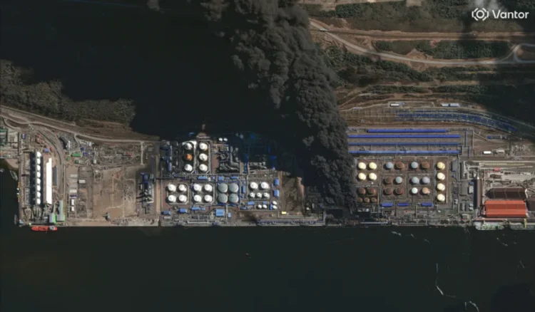 Пожар в пристанище Уст-Луга в резултат на атака на украинските въоръжени сили, 27 март 2026 г. Vantor / Reuters / Scanpix / LETA