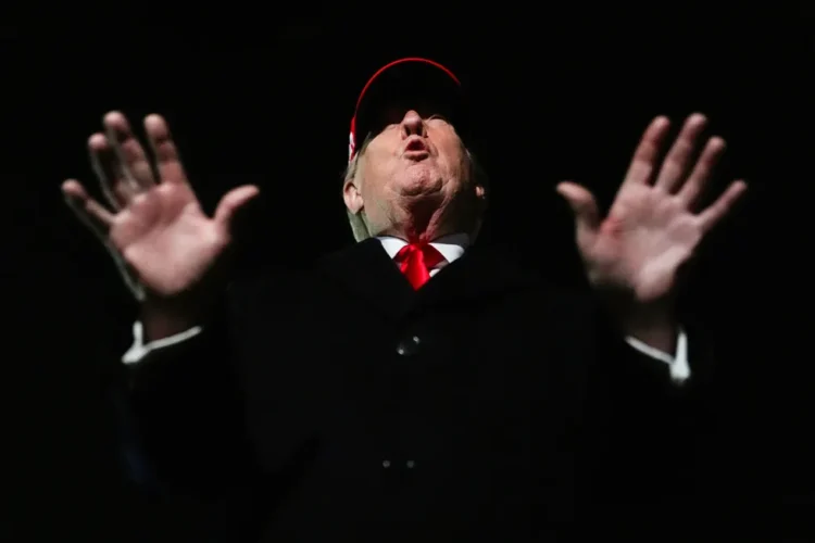 Тръмп говори с репортери близо до Air Force One в съвместната база Андрюс, Мериленд. 12 април 2026 г. Джулия Демари Никинсън / AP / Scanpix / LETA