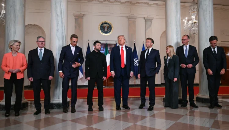 Доналд Тръмп, заснет с Володимир Зеленски, украинския президент, европейските лидери и Марк Рюте, генералния секретар на НАТО, през август миналата година. Снимка: Andrew Caballero-Reynolds/AFP via Getty Images