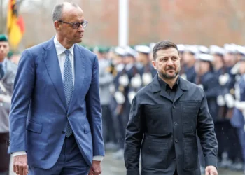 Канцлерът Фридрих Мерц (70, ХДС) поздравява украинския президент Володимир Зеленски (48) пред канцлерската канцелария /Foto: ddp/Andreas Gora