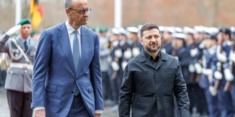 Канцлерът Фридрих Мерц (70, ХДС) поздравява украинския президент Володимир Зеленски (48) пред канцлерската канцелария /Foto: ddp/Andreas Gora