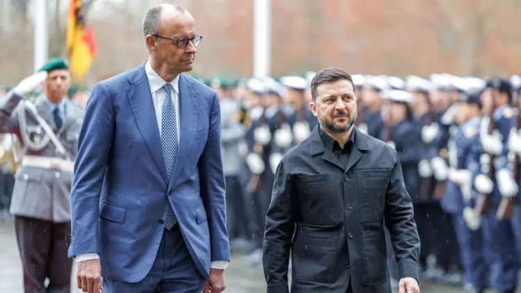 Канцлерът Фридрих Мерц (70, ХДС) поздравява украинския президент Володимир Зеленски (48) пред канцлерската канцелария /Foto: ddp/Andreas Gora