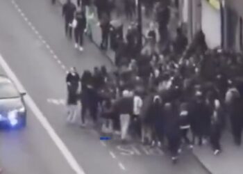 Клапам: как нашето слабо общество окуражи тълпата