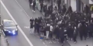 Клапам: как нашето слабо общество окуражи тълпата