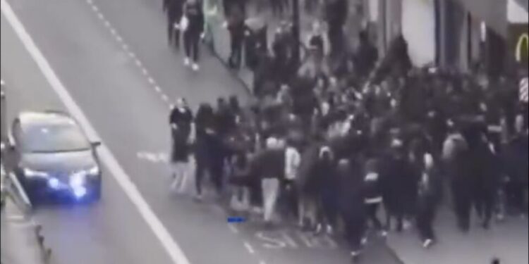 Клапам: как нашето слабо общество окуражи тълпата