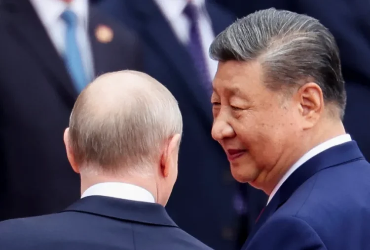 Руският президент Владимир Путин и китайският президент Си Дзинпин присъстват на церемония по посрещане в Залата на народа в Пекин, Китай, 20 май 2026 г. Максим Шеметов/Ройтерс