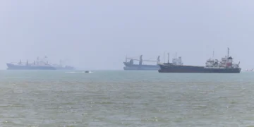 Твърди се, че Иранската революционна гвардия е предупредила по радиото всички кораби да не се приближават до Ормузкия проток Снимка: Amirhosein Khorgooi/ISNA/чрез WAN/чрез REUTERS