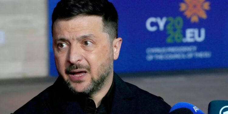 Членове на Европейския парламент поискаха Зеленски да бъде лишен от Европейския си орден за заслуги