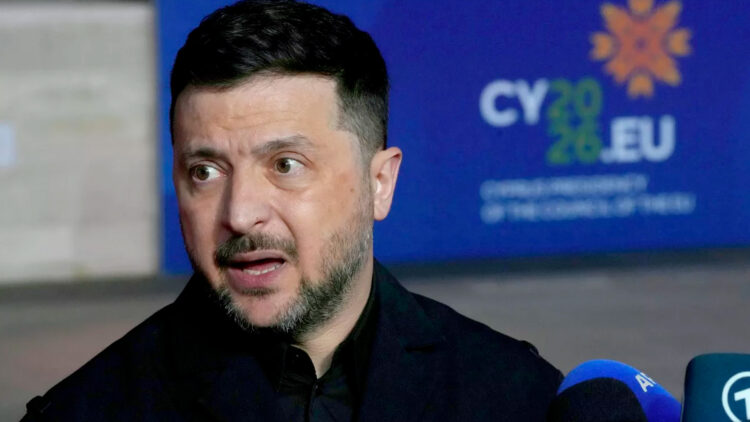 Членове на Европейския парламент поискаха Зеленски да бъде лишен от Европейския си орден за заслуги