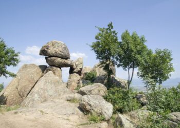 Скален мегалит „Вратата на богинята майка“, Бузовград, Казанлък, България.