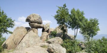 Скален мегалит „Вратата на богинята майка“, Бузовград, Казанлък, България.